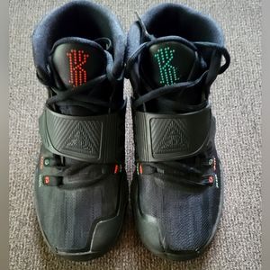 Boys Nike Big Kid's Size 3 Kyrie Irving Basketball Shoes